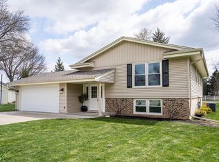 1073 Christopher Ct, Oconomowoc, WI 53066