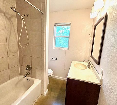 4th image of 1906 Fairlawn Ln #B