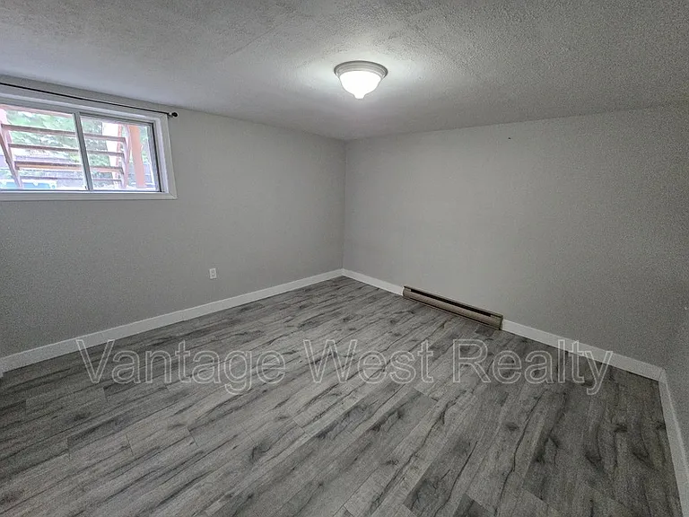 320B Rutland Rd S — Photo 18