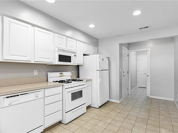 3rd image of 2104 Timberline Dr