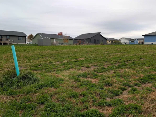 1093 15th Street Cir NE, Sioux Center, IA 51250