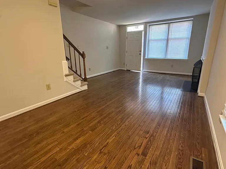529 Colecroft Ct — Photo 4