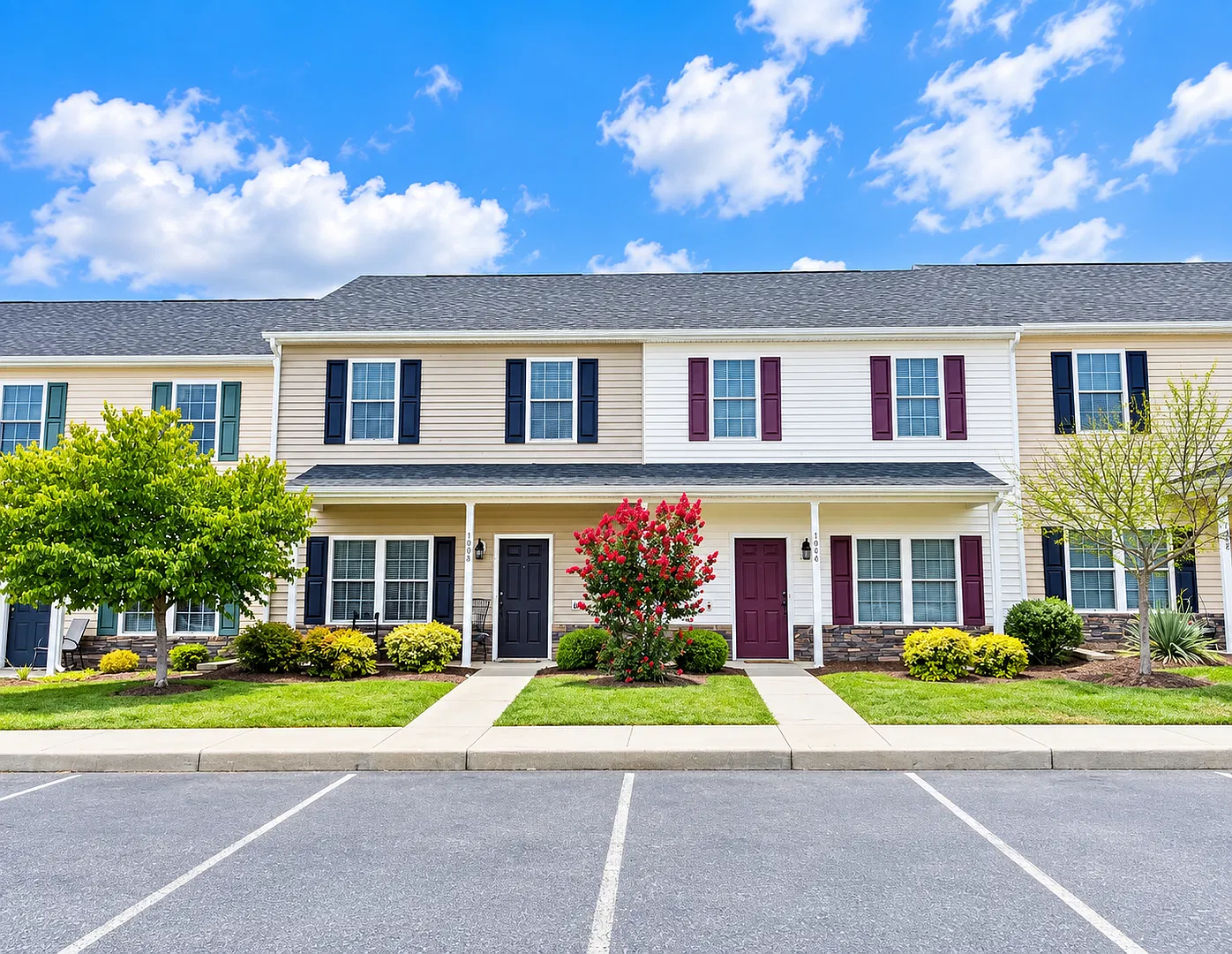 3 Bedroom, 2.5 Bath Two Level Townhouse — Photo 1