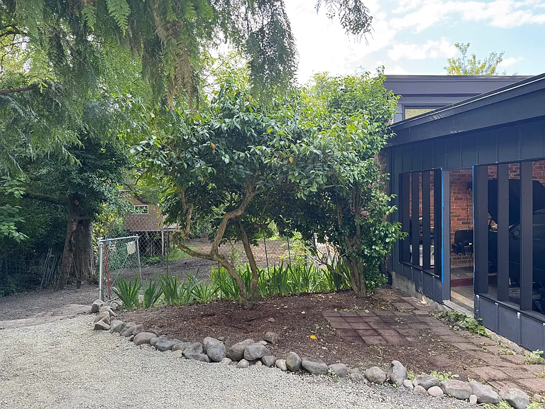 2112 Sunset Dr W #B — Photo 1