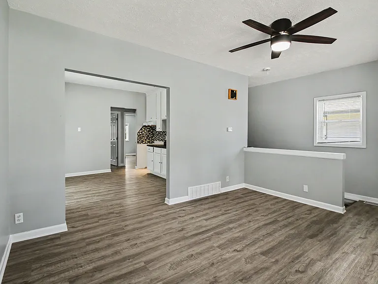 3325 Jefferson St — Photo 3
