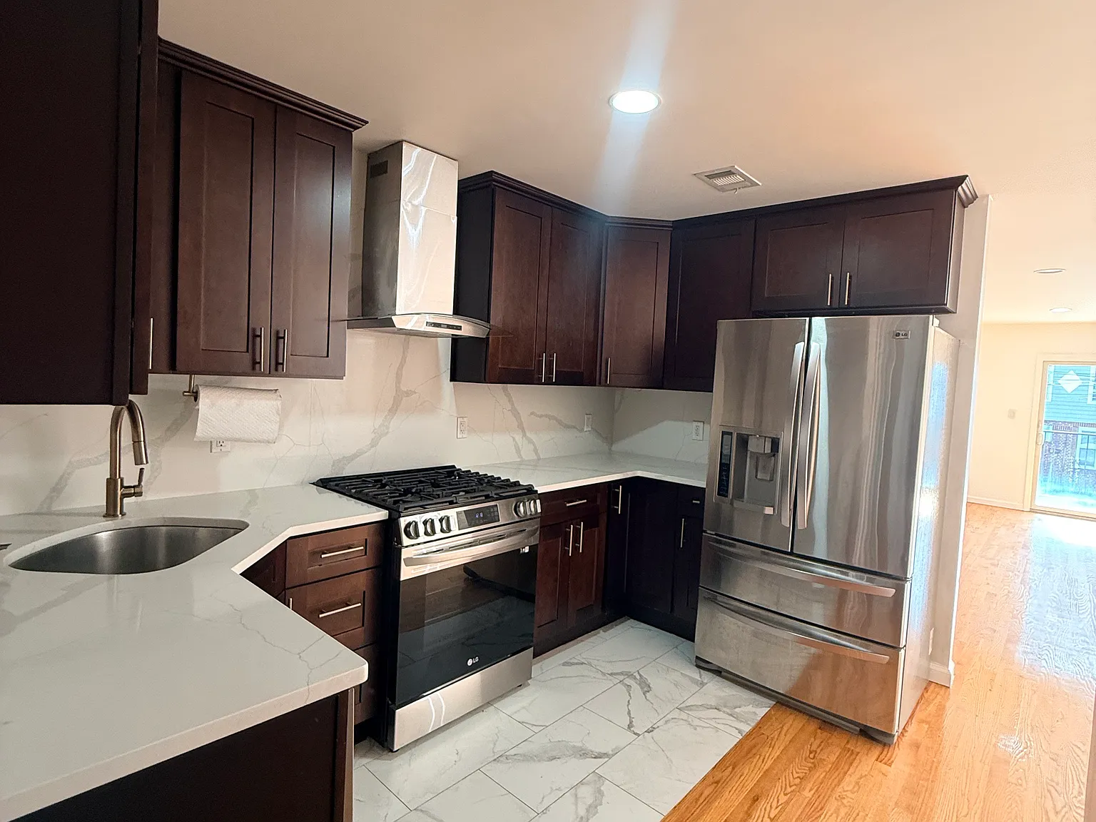 3 bed, 750 sqft, $3,200 — Photo 2