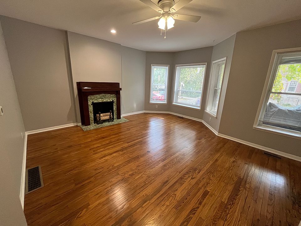 1st image of 926 W Belle Plaine Ave APT 1E