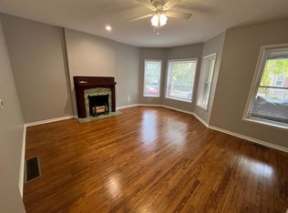 926 W Belle Plaine Ave APT 1E, Chicago, IL 60613