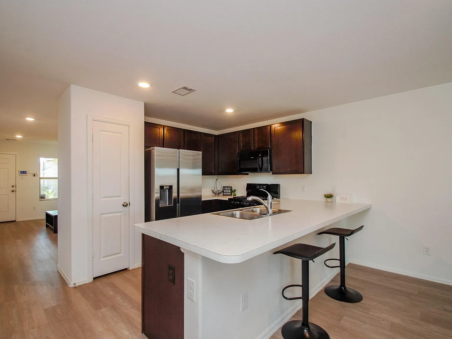 4 bed, 2.5 bath, 1720 sqft, $2,200 — Photo 4