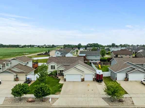 1808 28th St NW, Minot, ND 58703