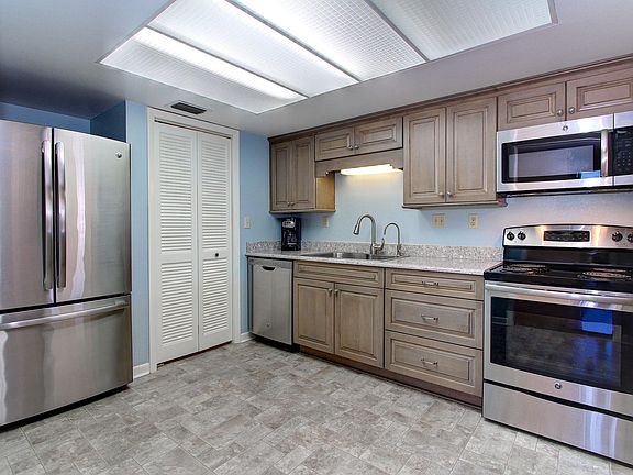 5th image of 505 Lancaster St APT 15D