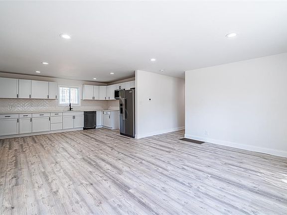 5th image of 598 Chestnut St