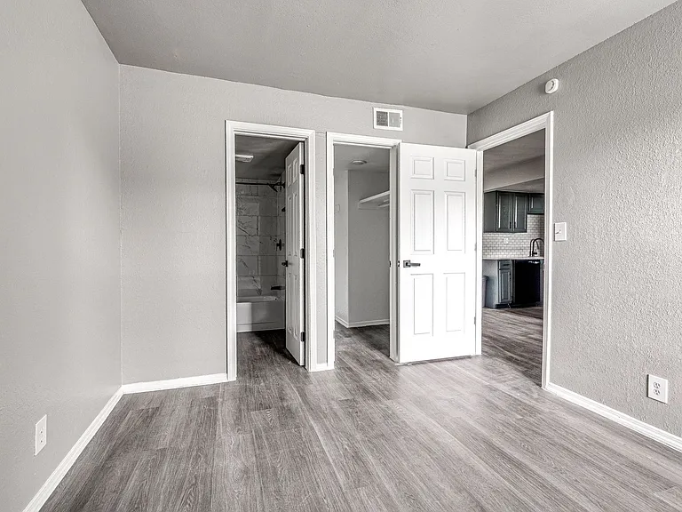 Alexis Park Apartments — Photo 11