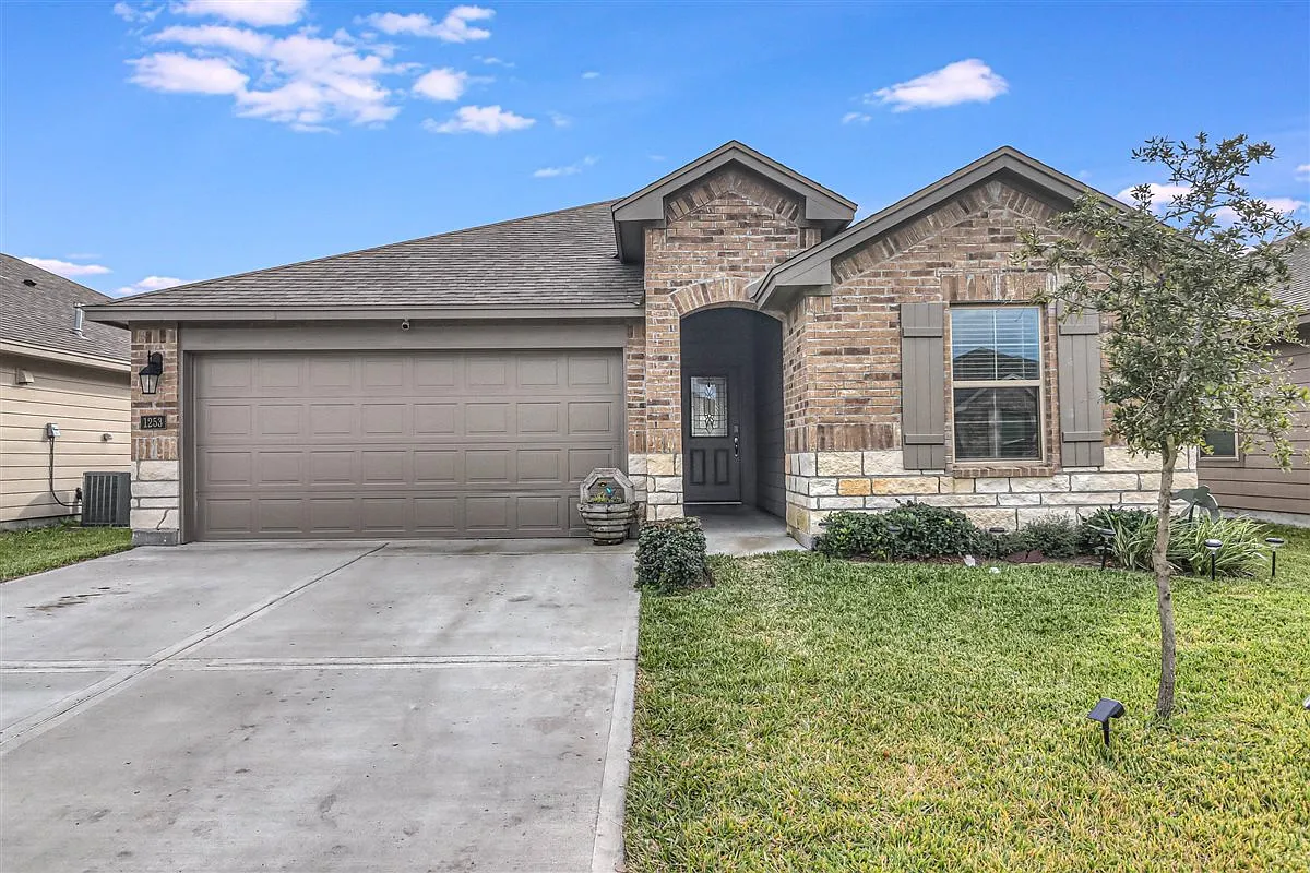 4 bed, 1848 sqft, $2,600 — Photo 1