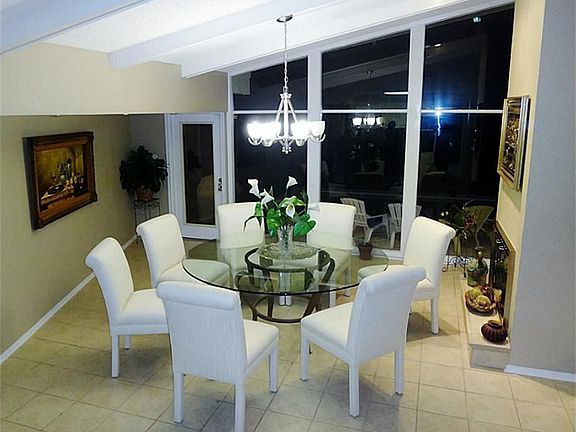 4th image of 514 S Shadowbend Ave