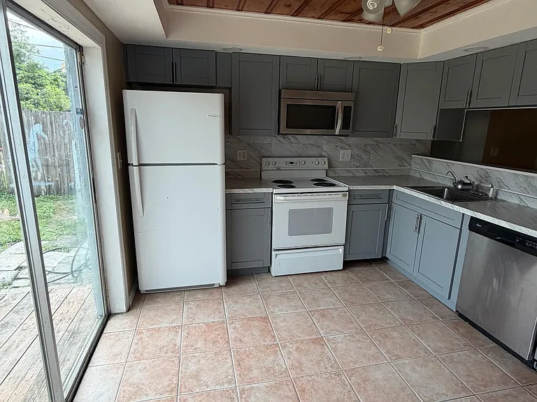 5601 Pierce St — Photo 1