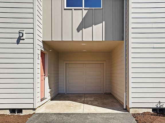 5th image of 737 NE Sherman St #105