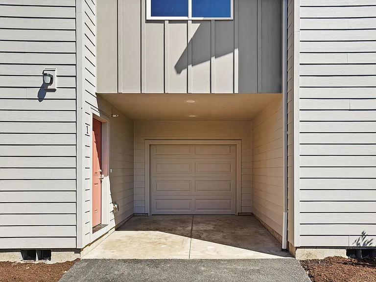 New 3 Bedroom, 2.5 Bath Townhouse in Sheridan- Pet Friendly! — Photo 4