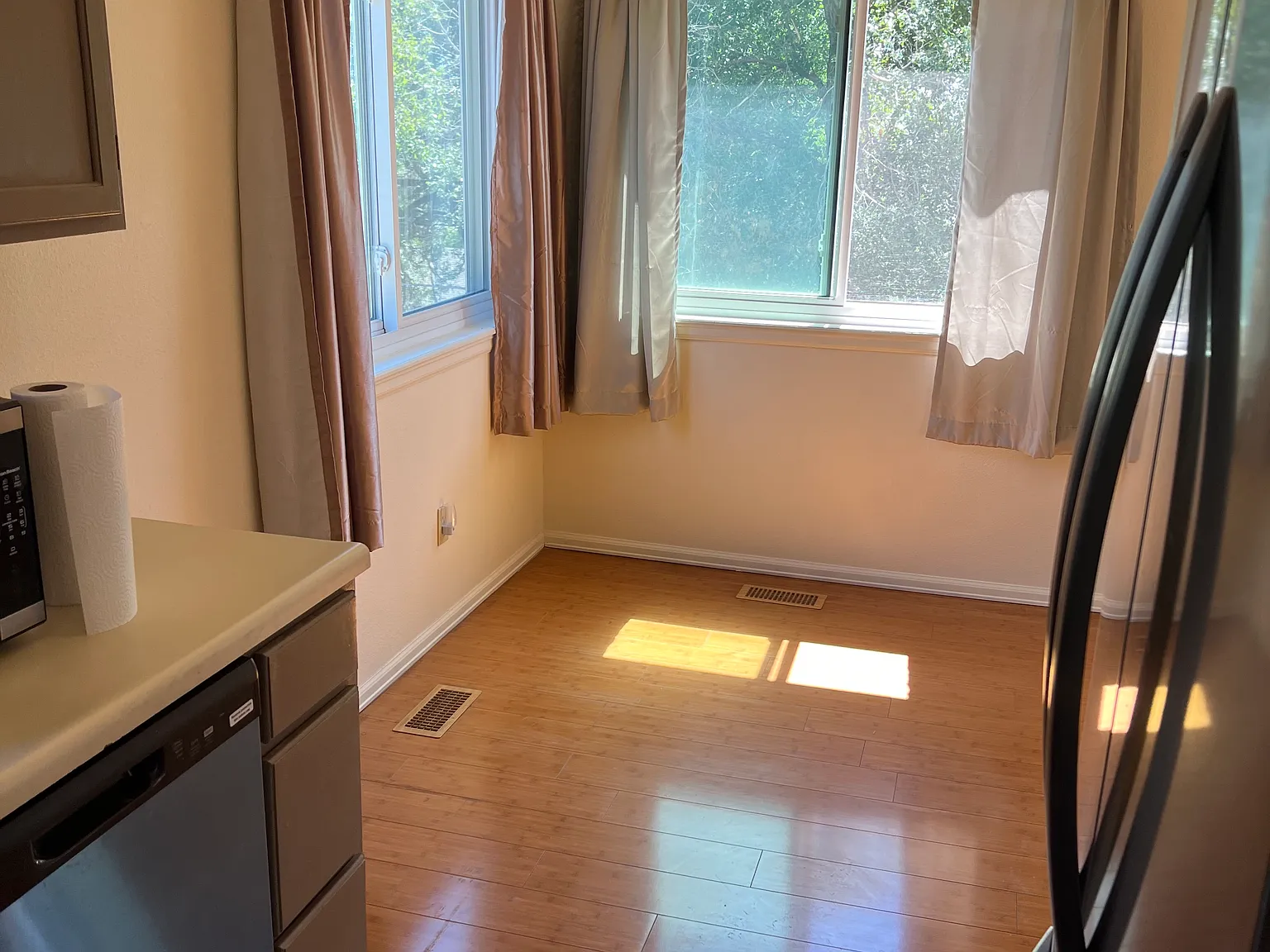 $1900 3 Bedroom 2 Bathroom House In Colorado Springs With Great Amenities — Photo 4