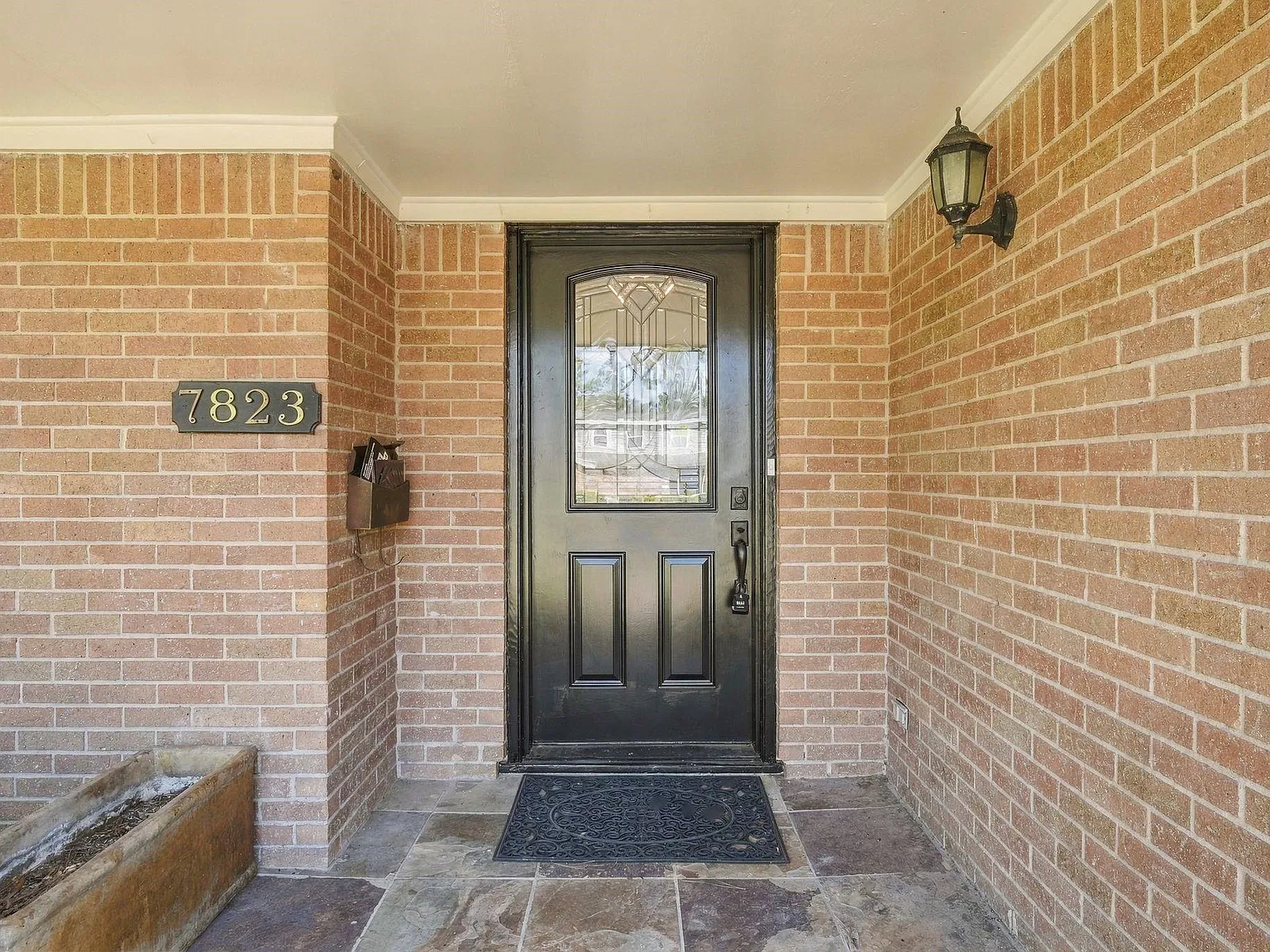 3 bed, 2.0 bath, 2104 sqft, $2,300 — Photo 3
