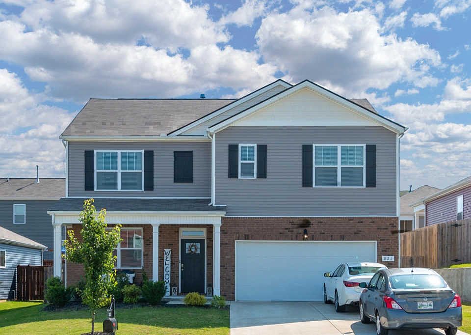1st image of 821 Foxdale Dr