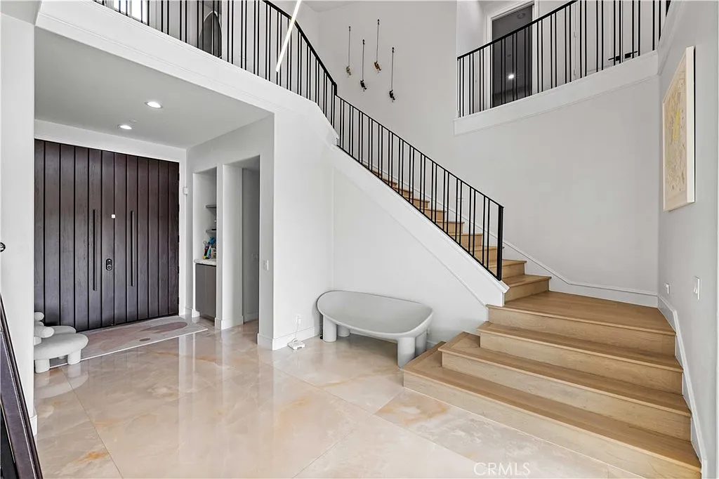 5 bed, 5.5 bath, 5048 sqft, $29,999 — Photo 2