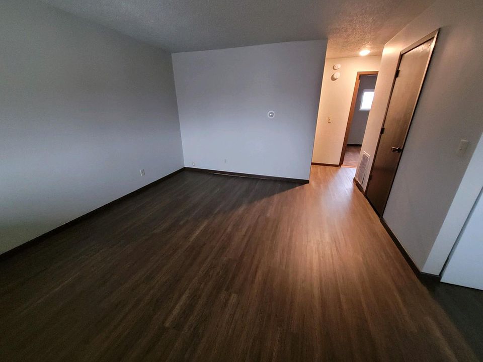 1st image of 991 W Broadway St #6