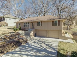 5809 NW Raintree Dr, Parkville, MO 64152