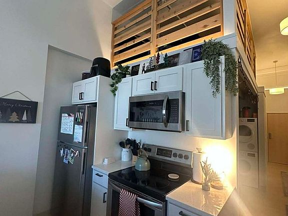 3rd image of 1832 W Superior St #321