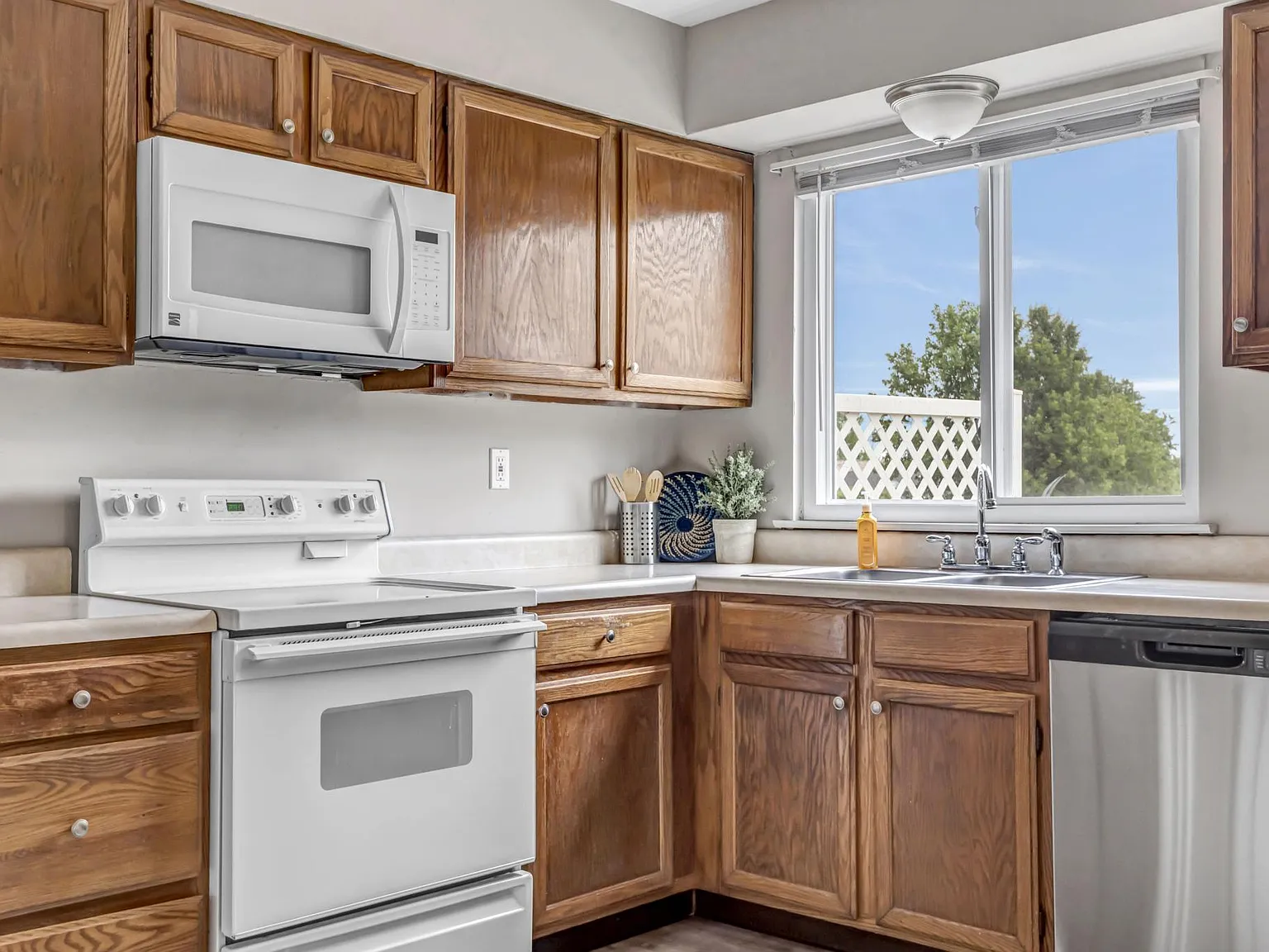 3 bed, 2.5 bath, 1300 sqft, $2,200 — Photo 2