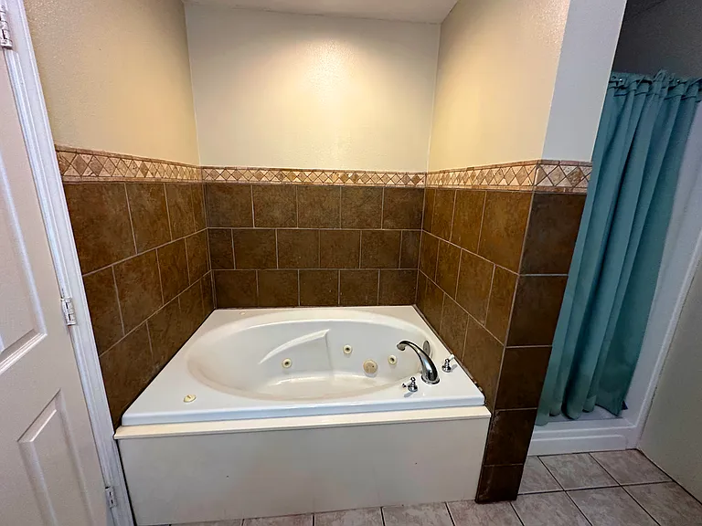 903 Combel St — Photo 10