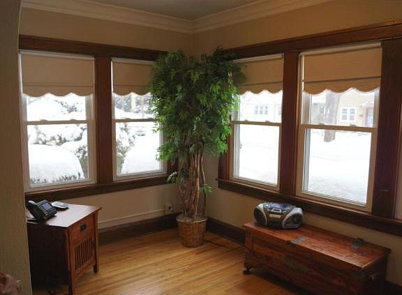 3rd image of 232 Curtice St W