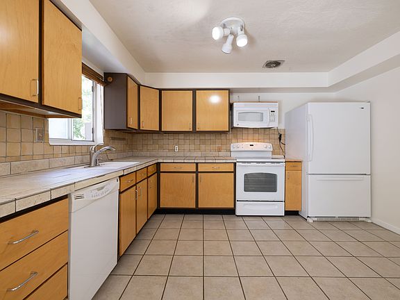 5th image of 1572 E Blaine Ave