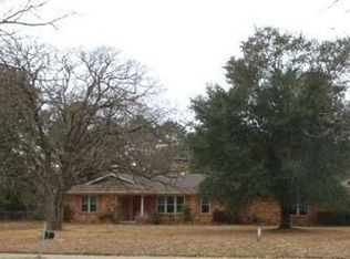 215 Lisa Ln, Palestine, TX 75803