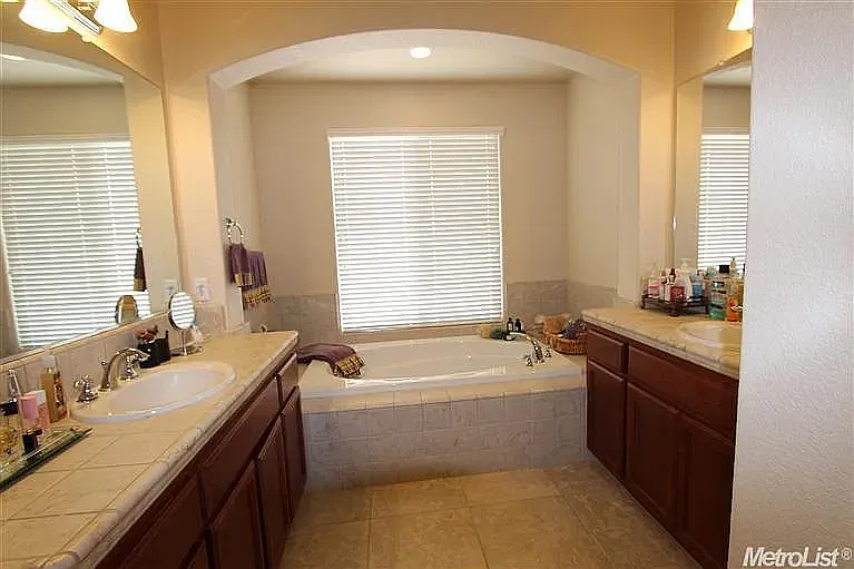 5 bed, 3.5 bath, 3164 sqft, $3,850 — Photo 4