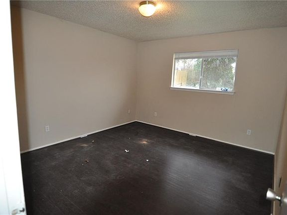 5th image of 4003 Stonebridge Dr APT A