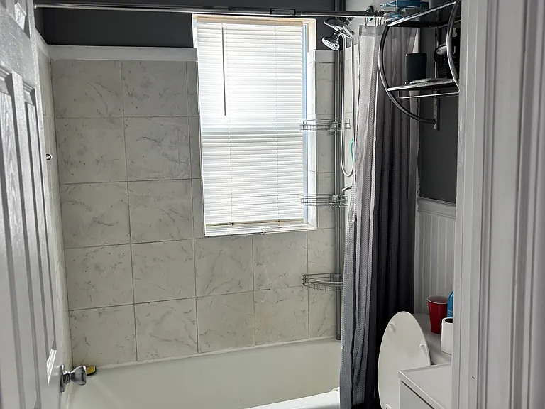 2521 Tremont Ave — Photo 7