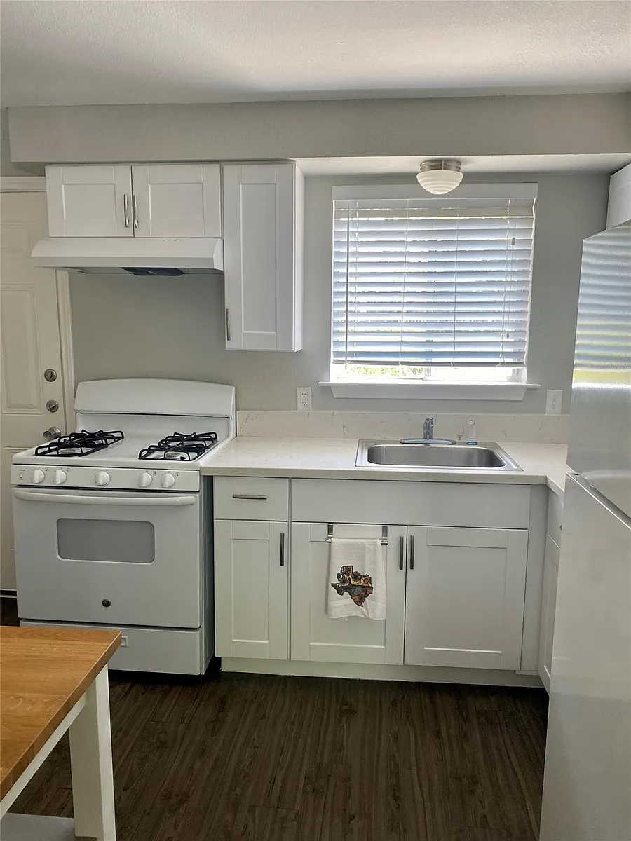 Building Photo - 400 Swanee Dr #A