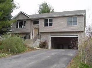 17 Hickory Rd, Oakwood Hills, IL 60013