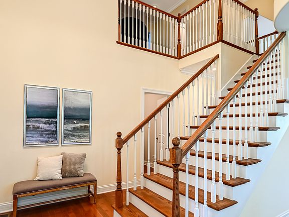 3rd image of 8827 Palisades Rd