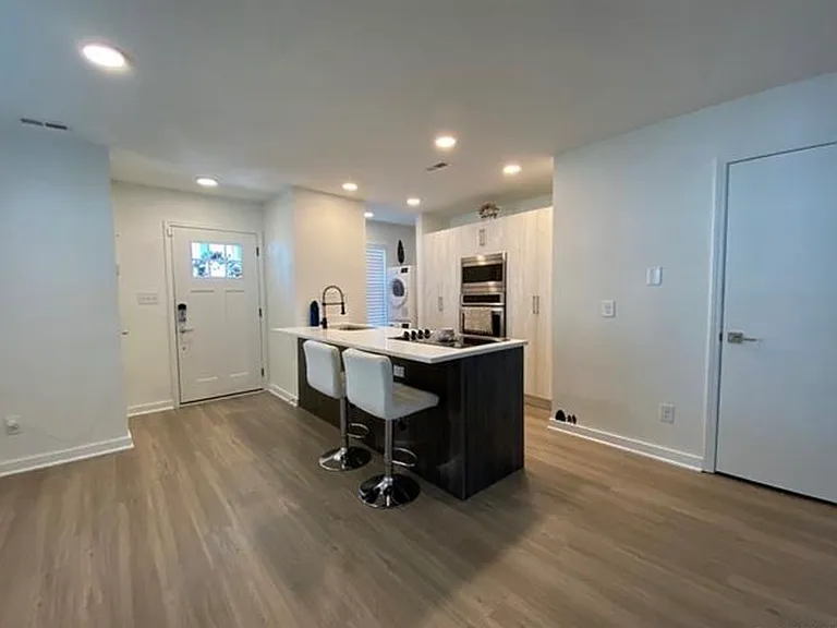 1537 Briar Creek Rd #B — Photo 3