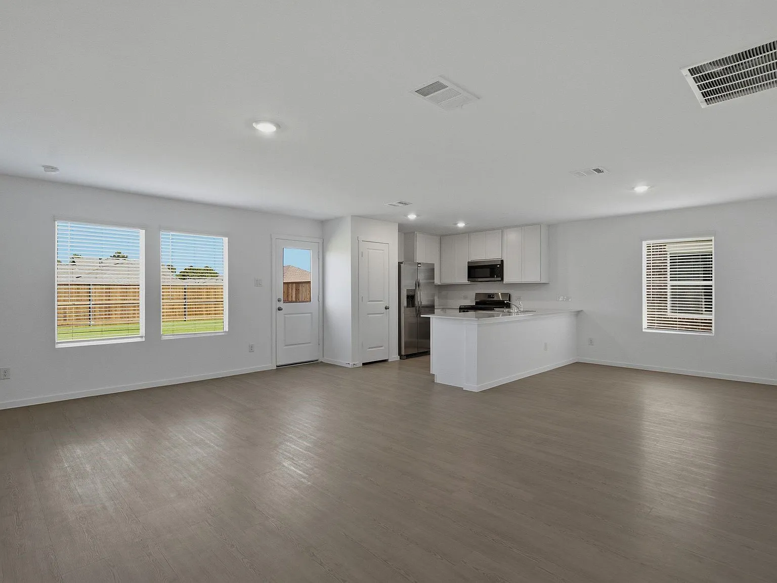 3 bed, 1337 sqft, $2,000 — Photo 2