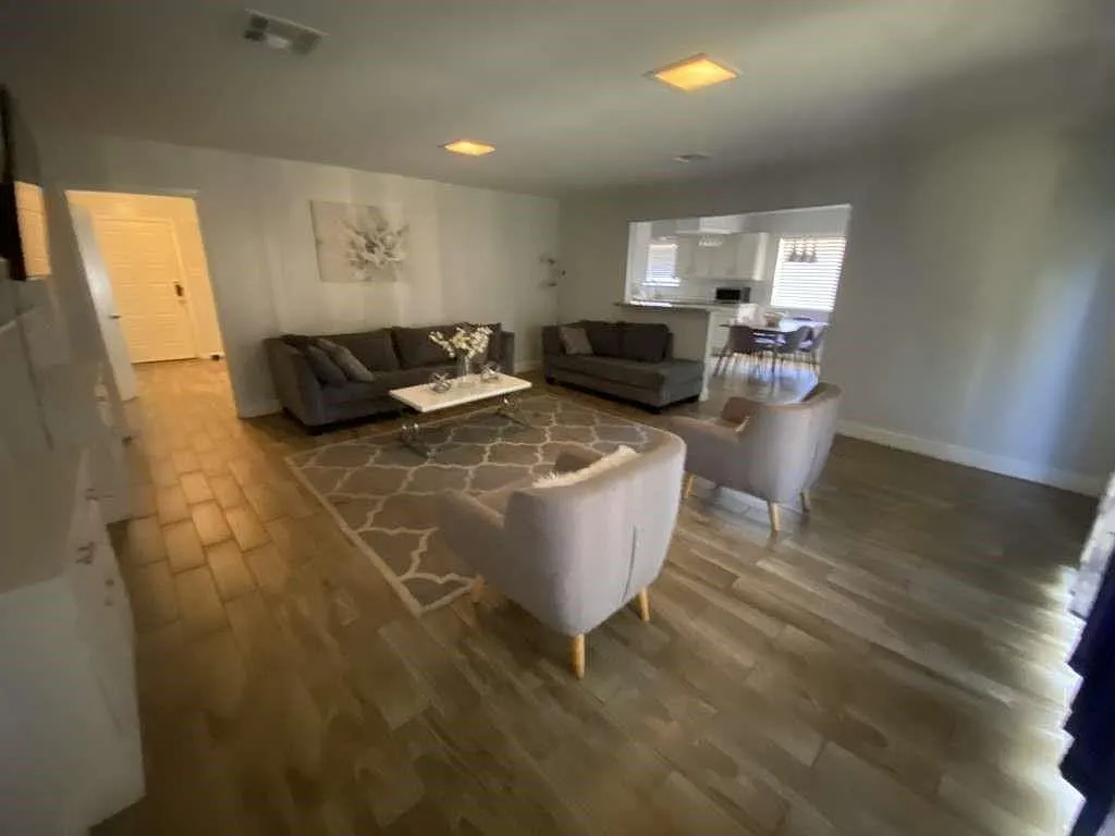 3 bed, 2.0 bath, 2225 sqft, $3,900 — Photo 3