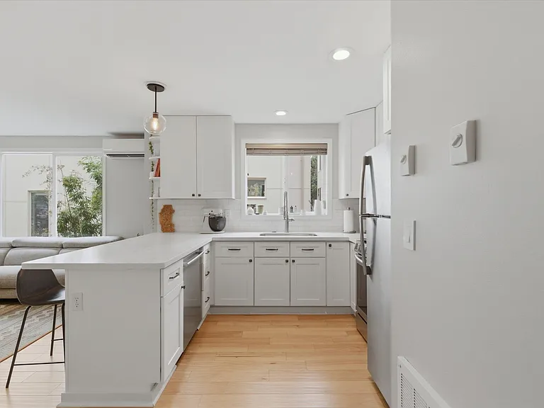 4033A Whitman Ave N — Photo 5