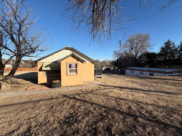 822 Overhill Rd, Dodge City, KS 67801