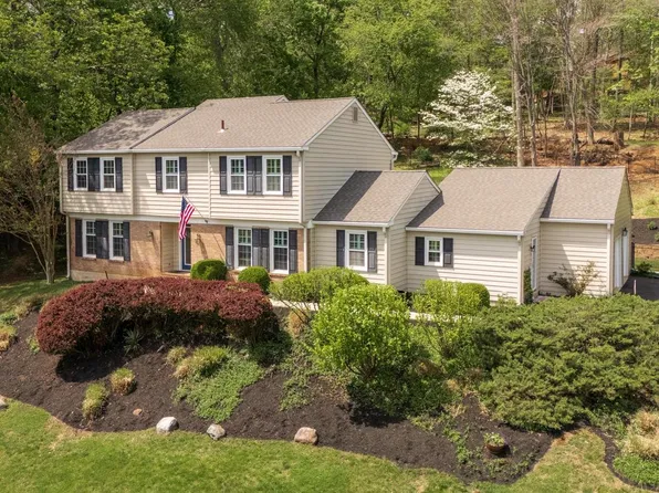 691 Twin Bridge Dr, Wayne, PA 19087