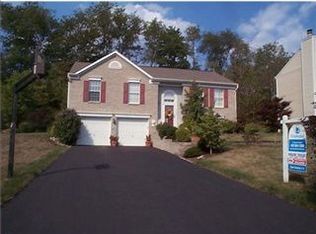 1045 Robinwood Dr, South Park, PA