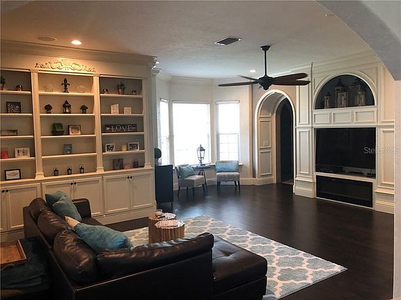 3rd image of 697 Lake Harbor Cir