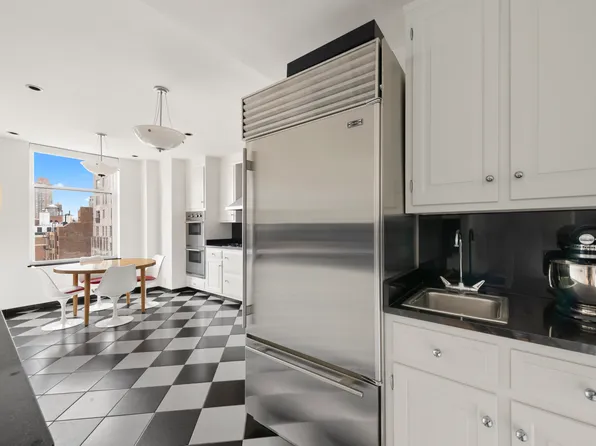 911 Park Avenue image 7 of 17