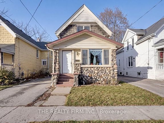 3rd image of 924 Princess Ave
